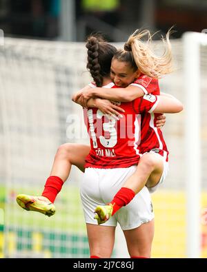 Svenja Foelmli (13 Freiburg) célèbre son but avec Ereleta Memeti (17 Freiburg) au cours de l'année 1. Match de football Frauen-Bundesliga entre SC Freiburg et SGS Essen à Dreisamstadion à Fribourg, en Allemagne. Daniela Porcelli/SPP Banque D'Images