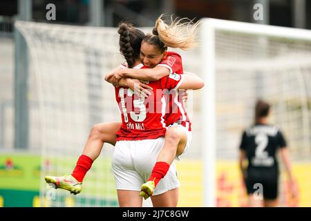 Svenja Foelmli (13 Freiburg) célèbre son but avec Ereleta Memeti (17 Freiburg) au cours de l'année 1. Match de football Frauen-Bundesliga entre SC Freiburg et SGS Essen à Dreisamstadion à Fribourg, en Allemagne. Daniela Porcelli/SPP Banque D'Images