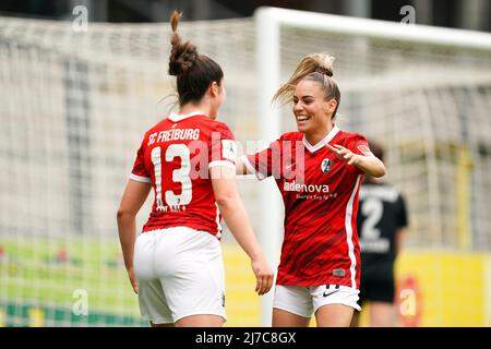 Svenja Foelmli (13 Freiburg) célèbre son but avec Ereleta Memeti (17 Freiburg) au cours de l'année 1. Match de football Frauen-Bundesliga entre SC Freiburg et SGS Essen à Dreisamstadion à Fribourg, en Allemagne. Daniela Porcelli/SPP Banque D'Images