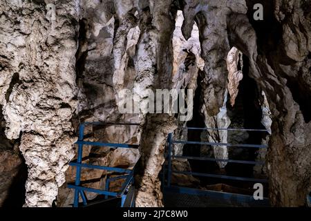 Vue sur la grotte calcaire de Stopic près de Sirogojno sur la montagne Zlatibor en Serbie Banque D'Images