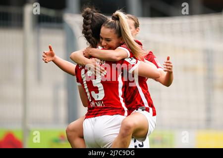 Svenja Foelmli (13 Freiburg) célèbre son but avec Ereleta Memeti (17 Freiburg) au cours de l'année 1. Match de football Frauen-Bundesliga entre SC Freiburg et SGS Essen à Dreisamstadion à Fribourg, en Allemagne. Daniela Porcelli/SPP Banque D'Images