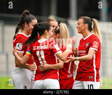 Svenja Foelmli (13 Freiburg) célèbre son but avec ses coéquipiers (y compris le joueur suisse Riola Xhemaili 10 Freiburg) pendant le 1. Match de football Frauen-Bundesliga entre SC Freiburg et SGS Essen à Dreisamstadion à Fribourg, en Allemagne. Daniela Porcelli/SPP Banque D'Images