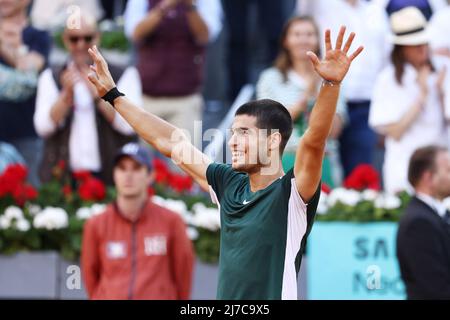 Carlos Alcaraz, de l'Espagne, réagit après avoir gagné Novak Djokovic de Serbie lors du tournoi de tennis Mutua Madrid Open 2022 le 7 mai 2022 au stade Caja Magica à Madrid, Espagne - photo: Oscar J Barroso/DPPI/LiveMedia Banque D'Images