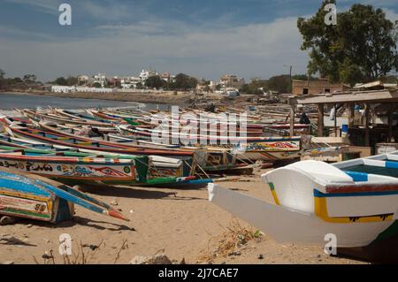 Bateaux de pêche et un homme dormant sur l'un d'eux. Soumbedioune. Dakar. Sénégal. Banque D'Images