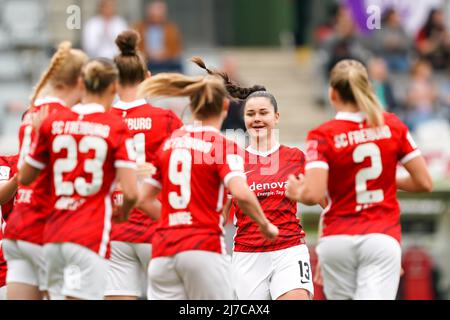 Svenja Foelmli (13 Freiburg) célèbre avec ses coéquipiers son aide au cours de la 1. Match de football Frauen-Bundesliga entre SC Freiburg et SGS Essen à Dreisamstadion à Fribourg, en Allemagne. Daniela Porcelli/SPP Banque D'Images