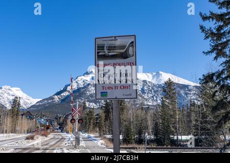 Canmore, AB, Canada - février 25 2022 : règles de stationnement extérieur. Polls de ralenti. Ne pas laisser tourner le moteur au ralenti. Banque D'Images