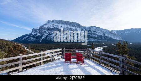 Parc national Banff magnifique paysage. Chaise rouge, vue sur le Mont Rundle en hiver enneigé par temps ensoleillé. Hoodoos Viewpoint, Rocheuses canadiennes. Banque D'Images