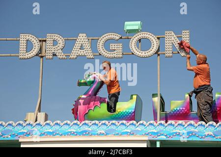 John-Henry Roper (à gauche) et Kevin Morris ont poli le Sea Dragon, sous le ciel bleu du parc des expositions, le 5 mai 2022, à Hunstanton, Norfolk (Royaume-Uni). Banque D'Images