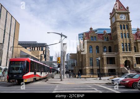 Calgary, AB, Canada - mars 14 2022 : arrêt CTrain près de la gare de l'hôtel de ville. Centre-ville de Calgary. Banque D'Images