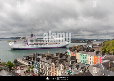 Cobh, Cork, Irlande. 08th mai 2022. Ambiance de bateau de croisière en passant par les maisons de bord de mer à Cobh, Co. Cork, Irlande.- Credit; David Creedon / Alay Live News Banque D'Images