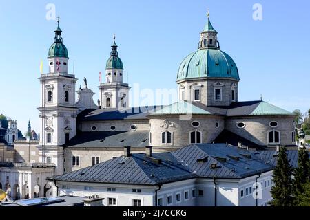 Toit et dômes de la cathédrale de Salzbourg, Salzbourg, Autriche. Banque D'Images