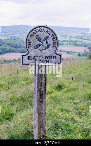 Vue du panneau de nom de National Trust à Blatchford Down sur North Downs Way, Abinger Hammer dans la région de Surrey Hills d'une beauté naturelle exceptionnelle Banque D'Images