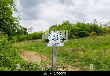 Vue du panneau de nom de National Trust à Blatchford Down sur North Downs Way, Abinger Hammer dans la région de Surrey Hills d'une beauté naturelle exceptionnelle Banque D'Images