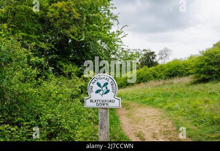 Vue du panneau de nom de National Trust à Blatchford Down sur North Downs Way, Abinger Hammer dans la région de Surrey Hills d'une beauté naturelle exceptionnelle Banque D'Images