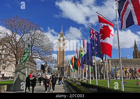 Westminster, Londres, 2022. Big Ben - Elizabeth Tower, fièrement debout avec les drapeaux du Commonwealth. Les touristes reviennent maintenant dans la capitale Banque D'Images