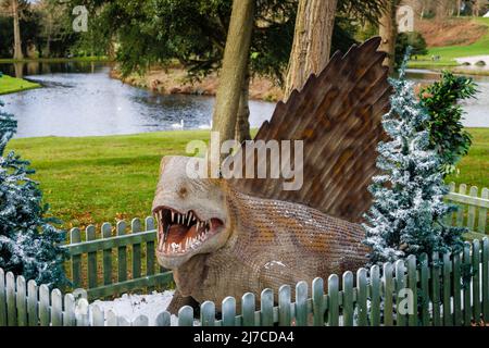 Modèle d'une période permienne Dimetrodon, une synapside pré-dinosaure, à l'événement annuel de Snowsaurus au parc Painshill, Cobham, Surrey, au sud-est de l'Angleterre Banque D'Images