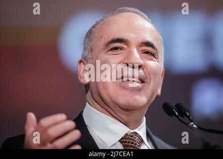 Bucarest, Roumanie - 4 mai 2022 : Garry Kasparov, ancien champion mondial d'échecs, prononce un discours lors de l'ouverture du Super Chess Classic 2022, qui fait partie de Banque D'Images