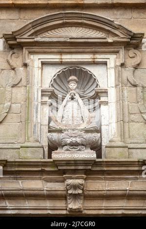 Statue religieuse sur une maison à Saint-Jacques-de-Compostelle Banque D'Images