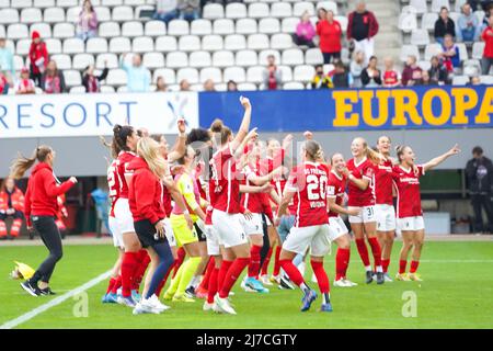 Fribourg, Allemagne. 08/05/2022, les joueurs de Fribourg célèbrent leur victoire et la saison 1. Match de football Frauen-Bundesliga entre SC Freiburg et SGS Essen à Dreisamstadion à Fribourg, en Allemagne. Daniela Porcelli/SPP Banque D'Images