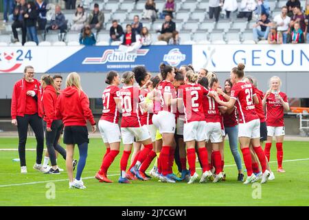 Fribourg, Allemagne. 08/05/2022, les joueurs de Fribourg célèbrent leur victoire et la saison 1. Match de football Frauen-Bundesliga entre SC Freiburg et SGS Essen à Dreisamstadion à Fribourg, en Allemagne. Daniela Porcelli/SPP Banque D'Images