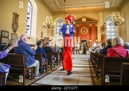 Londres, Royaume-Uni, 8th mai 2022. Le Professeur Crump, un clown sur pilotis, accueille les visiteurs au service de l'église. Les marionnettistes de tout le pays se rassemblent une fois de plus pour le festival annuel Fayre and Puppet de mai, pour la première fois depuis 2019. Il a lieu à l'église Saint-Paul (également appelée l'église de l'acteur), Covent Garden et comprend un service d'église, procession, ateliers, stands et détente en famille. Cette année, elle célèbre également l'anniversaire de M. Punch en 360th. Banque D'Images