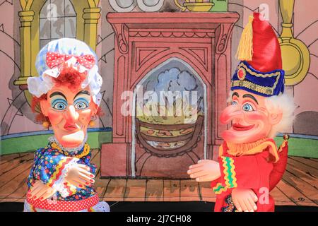 Londres, Royaume-Uni, 8th mai 2022. Les marionnettes Punch et Judy en action. Les marionnettistes de tout le pays se rassemblent une fois de plus pour le festival annuel Fayre and Puppet de mai, pour la première fois depuis 2019. Il a lieu à l'église Saint-Paul (également appelée l'église de l'acteur), Covent Garden et comprend un service d'église, procession, ateliers, stands et détente en famille. Cette année, elle célèbre également l'anniversaire de M. Punch en 360th. Banque D'Images