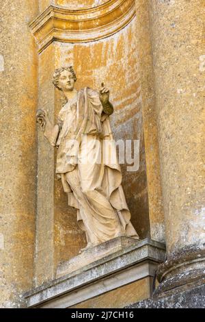 Statue en pierre dans la grande cour du palais de Blenheim Banque D'Images