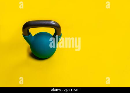 Un texte jaune d'arrière-plan pour Kettlebell Space Blue avec sur la forme physique isolée, pour la santé de forme du noir pour un style de vie sain, couleur de poids. Vif Banque D'Images