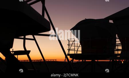 Stand, cabane ou maison de maître-nageur sur la plage de l'océan après le coucher du soleil, côte californienne, États-Unis. Tour ou station de surveillance au crépuscule. Tour de guet contrastant en bord de mer pour la sécurité du surf sur la rive. Banque D'Images