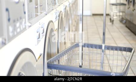 Rangée de machines à laver et à sécher, buanderie automatique publique en Californie, Etats-Unis.Tambours de lave-linge et sèche-linge dans une laverie automatique en libre-service ou une laverie commerciale.Laverie automatique aux États-Unis. Banque D'Images