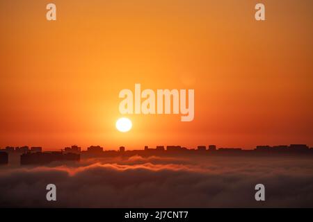 Brouillard qui s'étend sur la ville au lever du soleil. Bakou. Azerbaïdjan. Banque D'Images