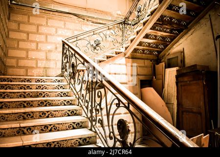 Vieux escalier élégant dans le quartier de la vieille ville sololaki à Tbilissi, la capitale de la Géorgie. Maisons traditionnelles architecture et pierres précieuses cachées dans le caucase Banque D'Images