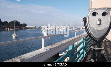 Yachts dans le port ou la baie, port de plaisance de Monterey, Old Fishermans Wharf, quai ou quai, côte californienne États-Unis. Jumelles stationnaires, visionneuse de tour ou télescope par l'eau de mer de l'océan. Promenade en bord de mer Banque D'Images