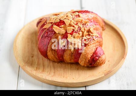 Crumble de framboise fromage crème Croissant sur plaque de bois, concept de boulangerie maison. Banque D'Images