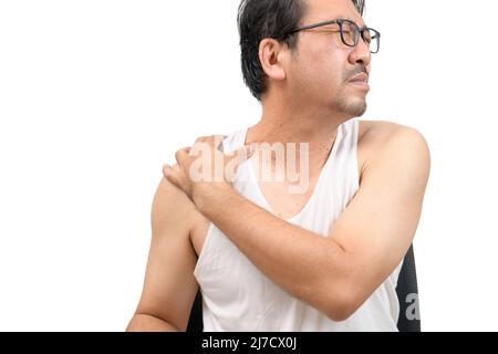 Homme d'âge moyen dans un veat blanc souffrant de douleurs au cou et à l'épaule isolé sur blanc. Syndrome de bureau ou épaule gelée. Soins de santé et médecine c Banque D'Images