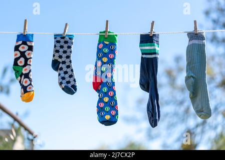 Chaussettes simples sur une corde à linge : le 9 mai 2022 est le jour commémoratif international du Sock perdu. Le problème devrait être familier dans tous les ménages: Un tiroir plein de Banque D'Images