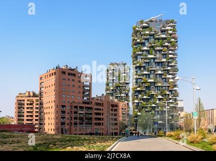 Bosco Verticale (Bois vertical) est un complexe de deux tours résidentielles écologiques couvertes d'arbres à Milan, en Italie. Banque D'Images