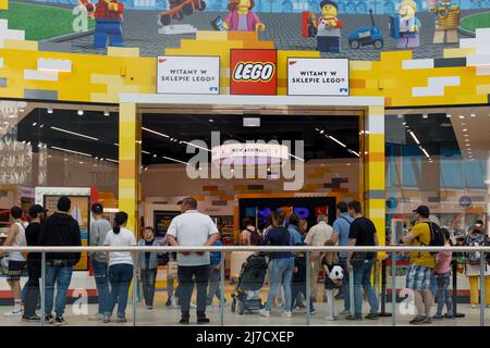 Poznan, Pologne. 07 mai 2022 : entrée au magasin LEGO dans le centre commercial de Poznan, ouverture du magasin, beaucoup de personnes. Banque D'Images