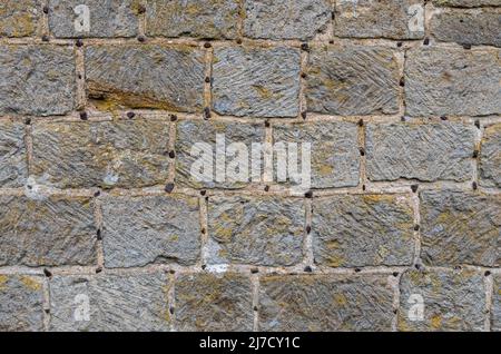 Mur montrant le galement (également appelé garretage ou greneting), une technique architecturale où de petits morceaux de pierre sont poussés dans le mortier humide, Royaume-Uni Banque D'Images