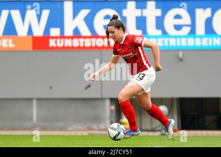 Fribourg, Allemagne. 08/05/2022, Svenja Foelmli (13 Freiburg) va de l'avant en 1. Match de football Frauen-Bundesliga entre SC Freiburg et SGS Essen à Dreisamstadion à Fribourg, en Allemagne. Daniela Porcelli/SPP Banque D'Images