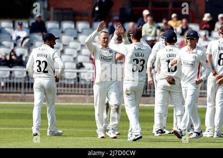 8th mai 2022, Emirates Old Trafford, Manchester, Angleterre : LV = championnat de cricket du comté, Lancashire versus Warwickshire : Matt Parkinson, de Lancashire, célèbre avec ses copains après avoir pris le sixième cricket de Warwickshire pour laisser les visiteurs sur 138-6 juste avant le thé avec l'équipe à la maison ayant un parfum de victoire inattendue Banque D'Images