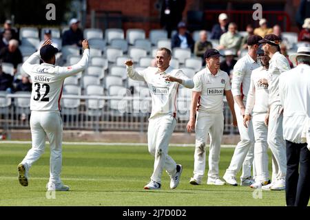 8th mai 2022, Emirates Old Trafford, Manchester, Angleterre : LV = championnat de cricket du comté, Lancashire versus Warwickshire : Matt Parkinson, de Lancashire, célèbre avec ses copains après avoir pris le sixième cricket de Warwickshire pour laisser les visiteurs sur 138-6 juste avant le thé avec l'équipe à la maison ayant un parfum de victoire inattendue Banque D'Images