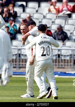 8th mai 2022, Emirates Old Trafford, Manchester, Angleterre : LV = championnat de cricket du comté, Lancashire versus Warwickshire : Matt Parkinson, de Lancashire, célèbre avec ses copains après avoir pris le sixième cricket de Warwickshire pour laisser les visiteurs sur 138-6 juste avant le thé avec l'équipe à la maison ayant un parfum de victoire inattendue Banque D'Images