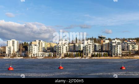 Le lac Jyväsjärvi à Jyväskylä est sur le point de se desserrer sa couverture de glace au printemps Banque D'Images