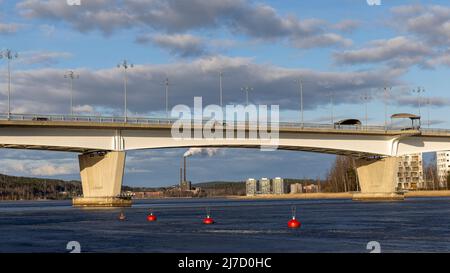 Le lac Jyväsjärvi à Jyväskylä est sur le point de se desserrer sa couverture de glace au printemps Banque D'Images