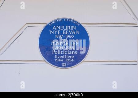 Plaque bleue du patrimoine anglais commémorant Aneumin 'Nye' Bevan (1897–1960) et Jennie Lee (1904–1988) érigées en 2015 à 23 Cliveden place, Chelsea, Banque D'Images