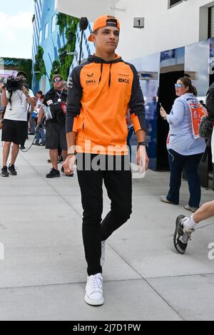 8th mai 2022 ; Miami, Floride, États-Unis ; le pilote McLaren Lando Norris arrive dans le paddock avant le début du Grand Prix de Formule 1 CRYPTO.COM de Miami le 8 mai 2022 à l'aérodrome international de Miami, dans les jardins de Miami Banque D'Images