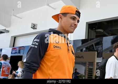 8th mai 2022 ; Miami, Floride, États-Unis ; le pilote McLaren Lando Norris arrive dans le paddock avant le début du Grand Prix de Formule 1 CRYPTO.COM de Miami le 8 mai 2022 à l'aérodrome international de Miami, dans les jardins de Miami Banque D'Images