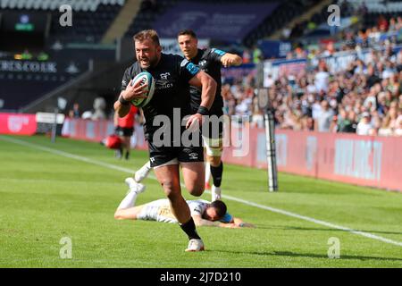 Sam Parry de l'Osprey court et marque un essai dans 2nd moitié. United Rugby Championship, Osprey v Dragons au stade Swansea.com de Swansea, au sud du pays de Galles, le dimanche 8th mai 2022. photo par Andrew Orchard/Andrew Orchard sports photographie/Alamy Live news Banque D'Images