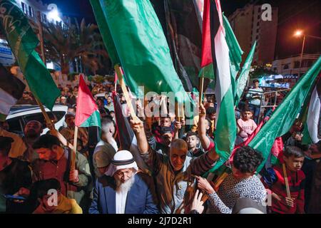 Gaza, Palestine - 07 mai 2022, les partisans du Hamas branlent les drapeaux tout en marchant vers le domicile du chef du Hamas Yahya Sinwar pour promettre leur allégeance aux dirigeants de la résistance et en réponse aux menaces israéliennes. L'armée israélienne a transmis un message au Hamas à Gaza qu'elle avait pris la décision de liquider Yahya Sinwar. Banque D'Images